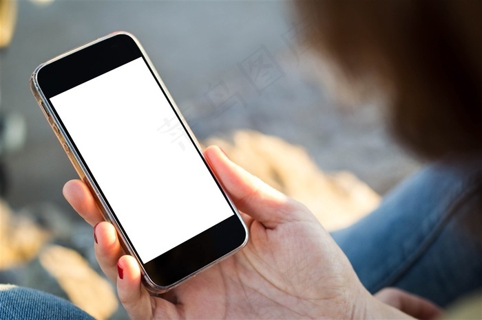 正在看黑色手机屏幕的女性高清 - 菜鸟图库