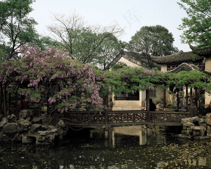 园林内池塘边的古建筑