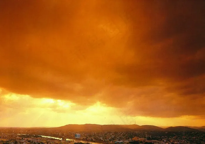 火红的天空下的城市风景图片