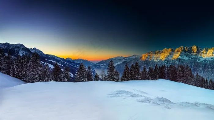 雪山峰顶风景图片
