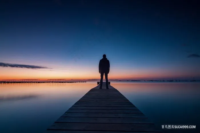 水天一色夕阳下栈桥上的男人背影唯美风景图片