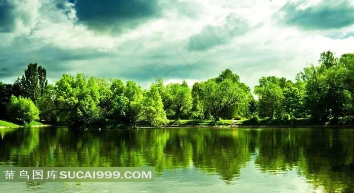 绿树湖面倒影风景图片