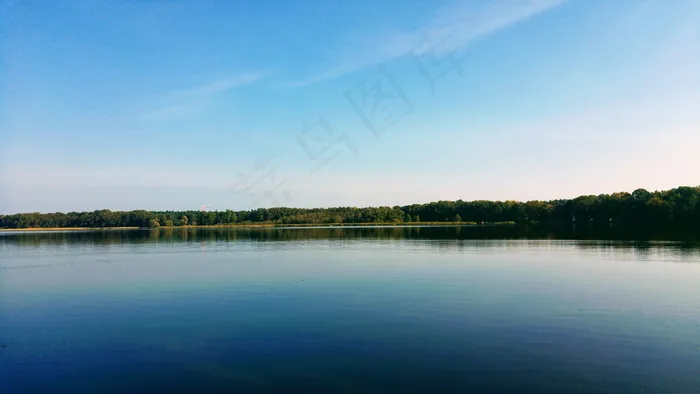 绿色平静湖水湖面图片