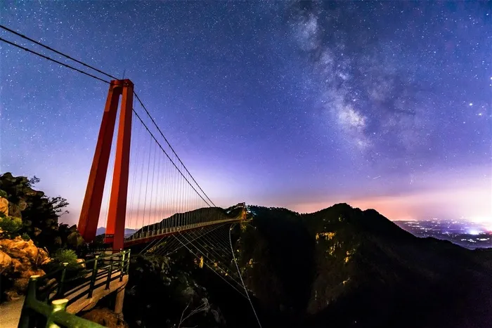 天蒙山世界第一人行悬索桥银河星空