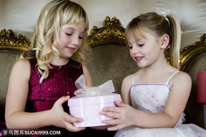 儿童艺术摄影广告素材 分享礼物的两个外国可爱女孩