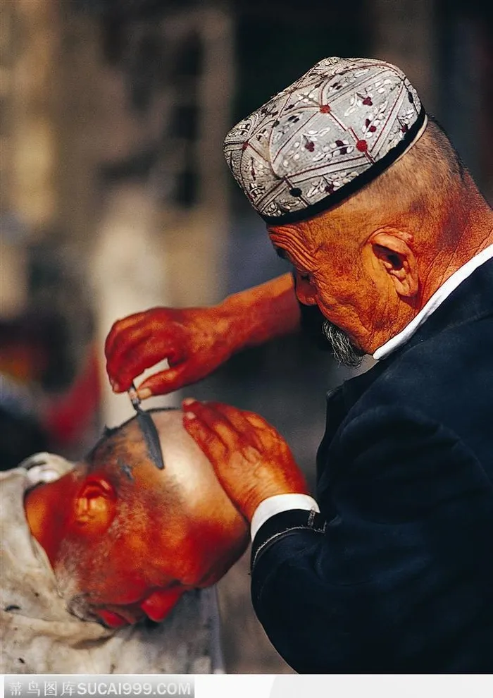 西藏人文风光-剪头发的老人
