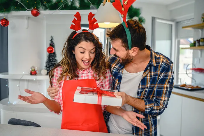 圣诞节室内丈夫给妻子送惊喜礼物开心的表情场景圣诞送礼物(159)