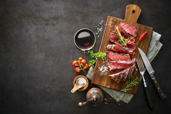 砧板上切好的牛肉高清图片美食西餐图片素材