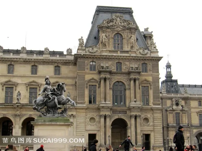 法国巴黎卢浮宫建筑雕塑景观