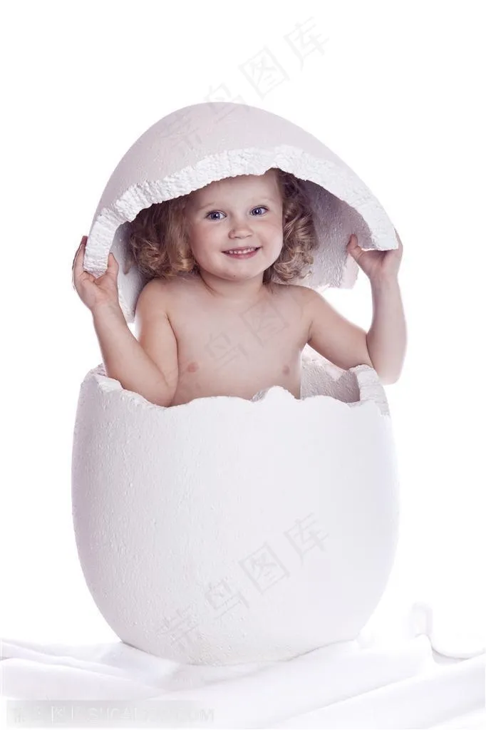坐在蛋壳里的可爱外国小女孩