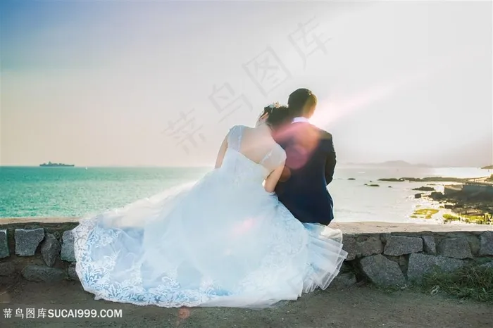 新娘新郎坐在海边幸福的婚姻