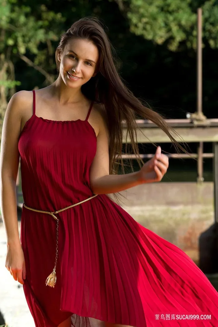 穿着红色长裙的欧美美女图片