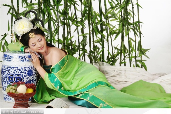 穿古典服装休息睡眠的美女 菜鸟图库