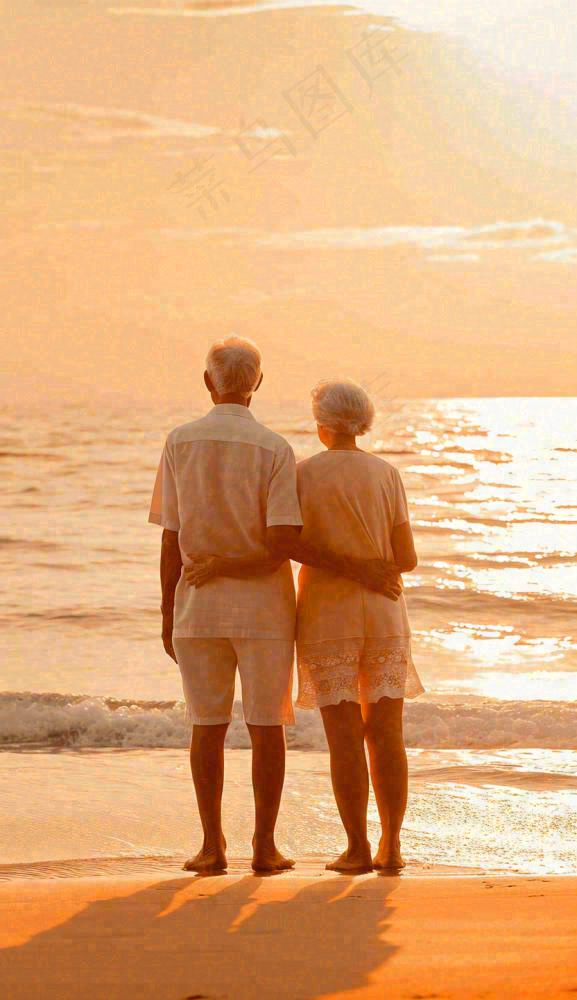 落日下老年人父母陪伴爱情，情人节温馨浪漫摄影图