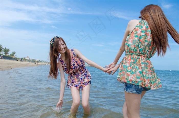 邻家女孩双胞胎姐妹大小乔沙滩高清摄影素材大图