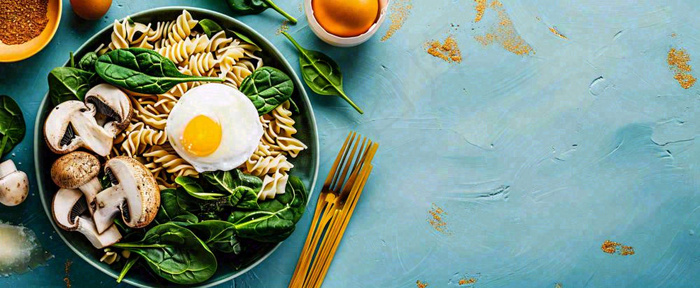 美食方便面鸡蛋意面西餐简餐摄影图