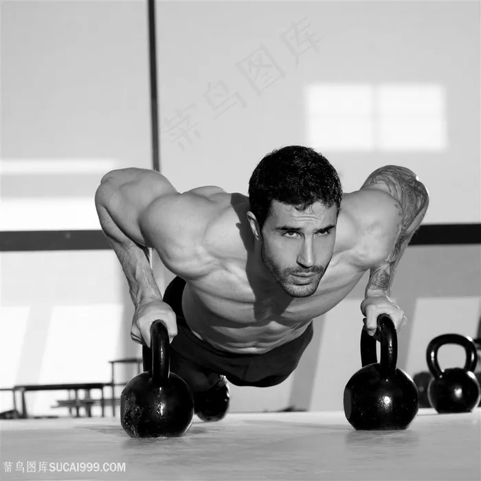做俯卧撑的猛男人肌肉男健美图片