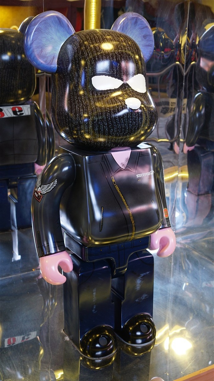 香港暴力熊雕塑全身照摄影原图素材背景桌面淘宝手机原创艺术另类潮