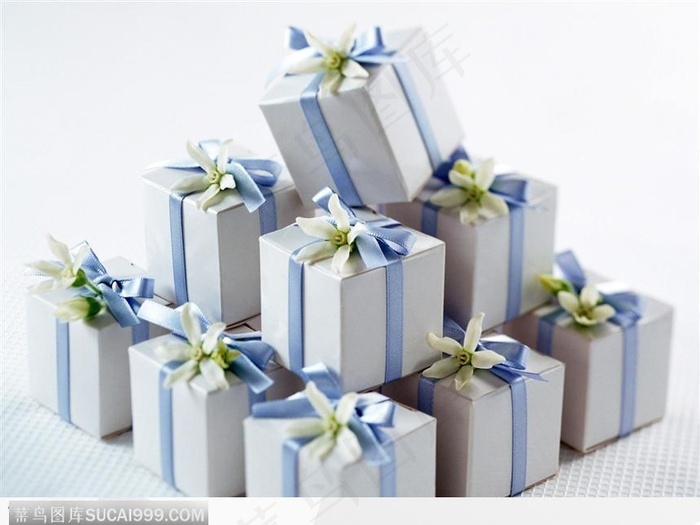 堆积的白色小礼盒