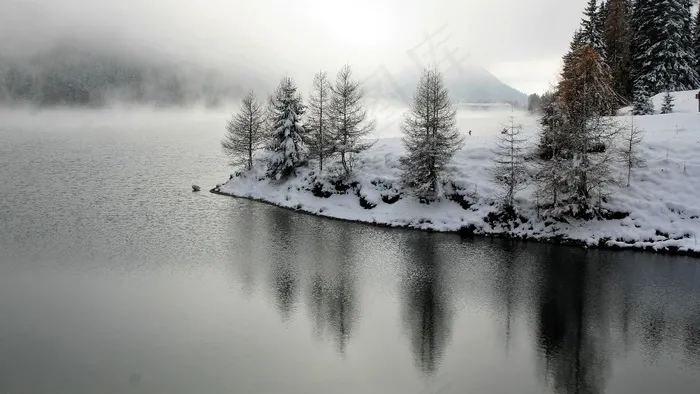 冬季湖泊雪景图片