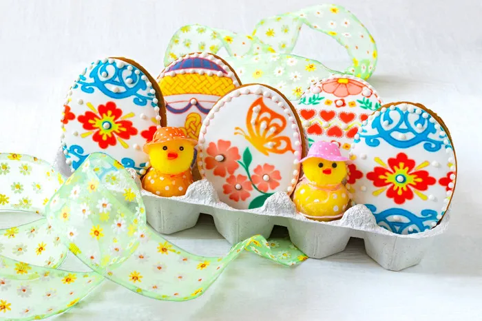 彩绘彩绘的复活节彩蛋形状的姜汁和可爱的玩具小鸡