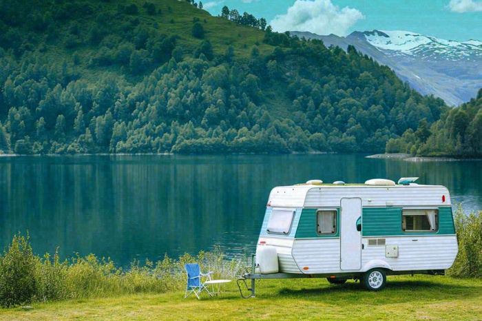 野外露营湖边停着一辆房车，野餐，春游摄影图