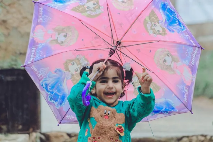 打伞玩的小女孩的图片