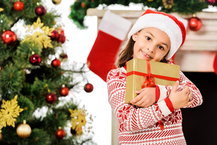 圣诞节室内人物小女孩抱着她的新年礼物场景圣诞送礼物(65) - 菜鸟图库