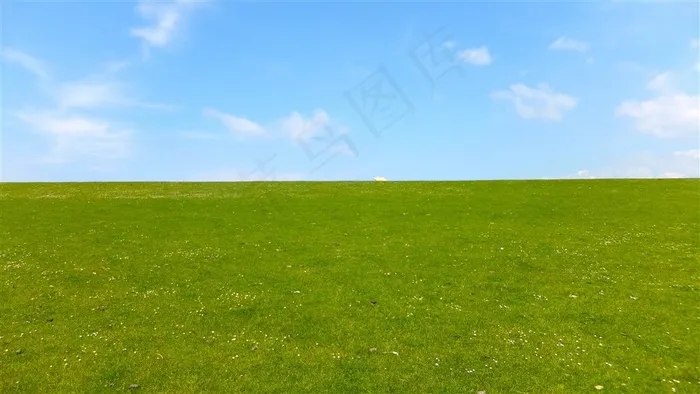 蓝天下的草原