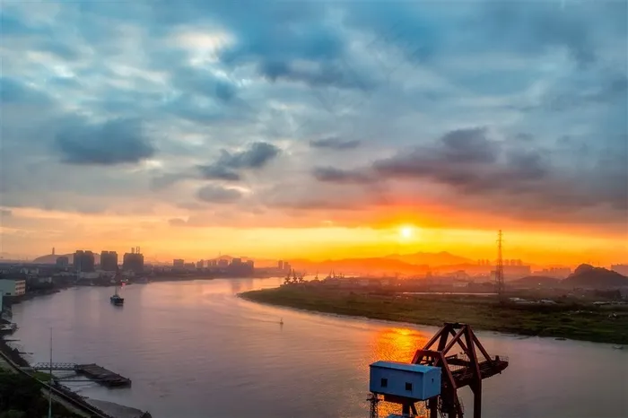 河水转弯处的朝阳天空风景图片