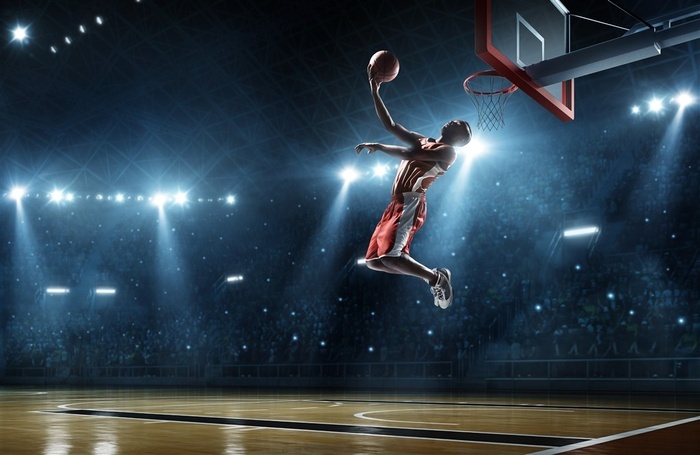 弹跳起来扣球的篮球运动员高清图