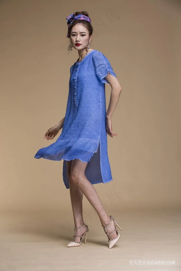 蓝色棉麻连衣裙美女图片