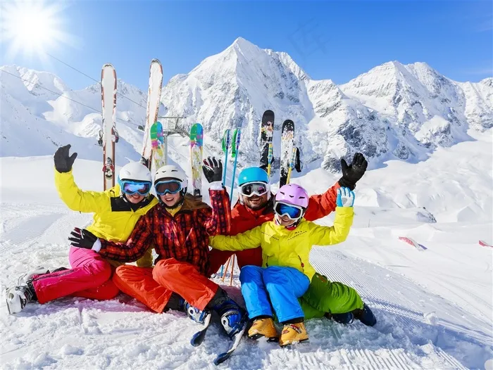 穿着滑雪装备坐在雪地上的人们高清图片