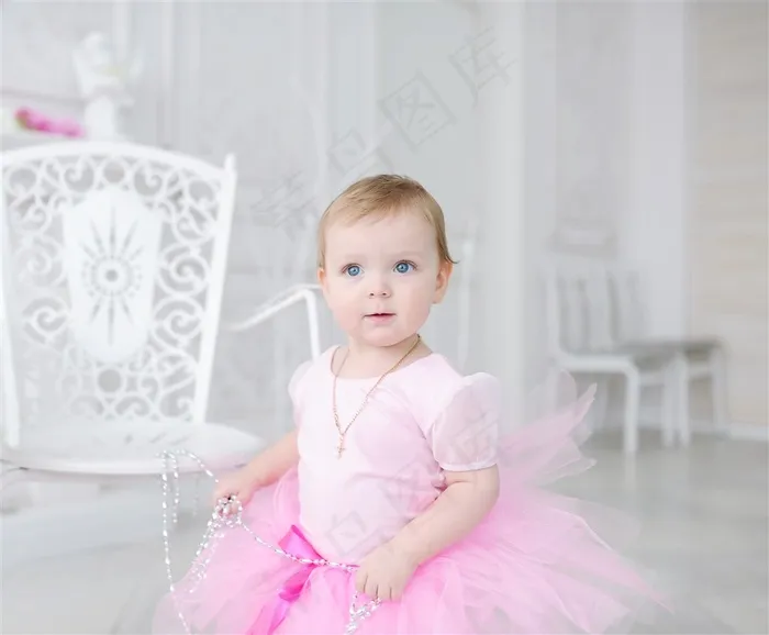 穿着粉色公主裙的宝宝高清图片