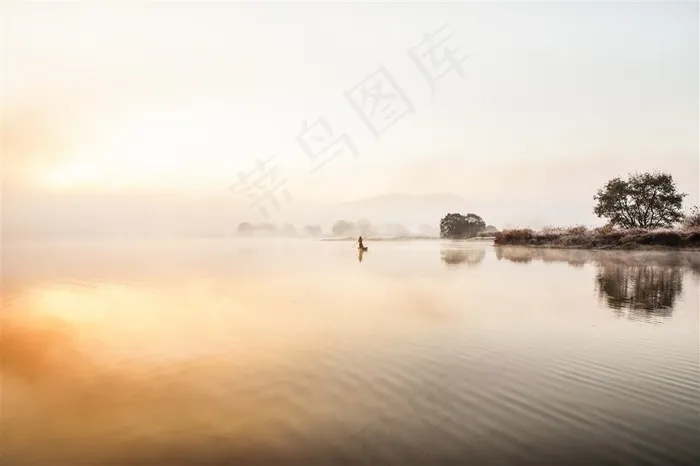 平静的湖泊日落美景摄影图片
