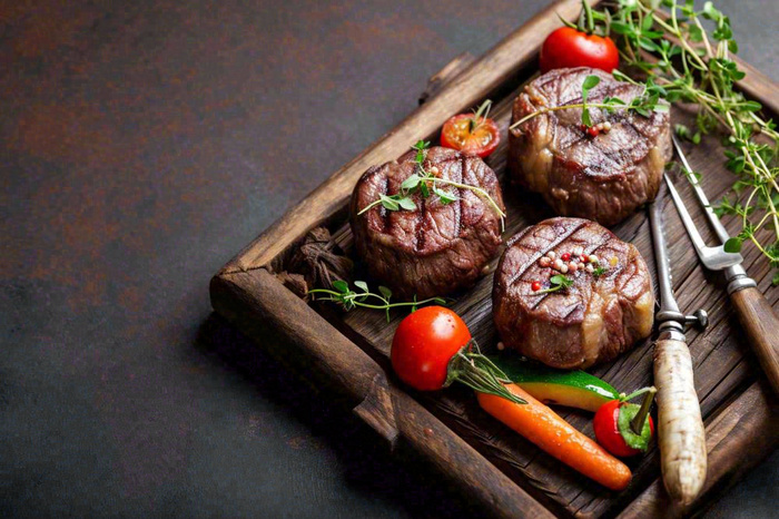 西餐美食牛肉羊肉烤肉扒类番茄食品摄影图