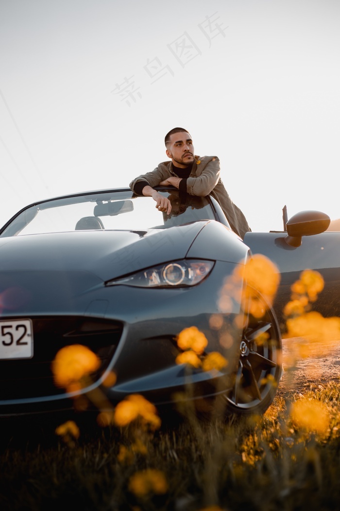 驾车户外旅行帅哥图片 - 菜鸟图库