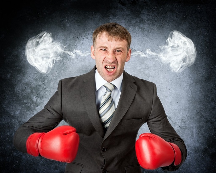 发火的西装男人