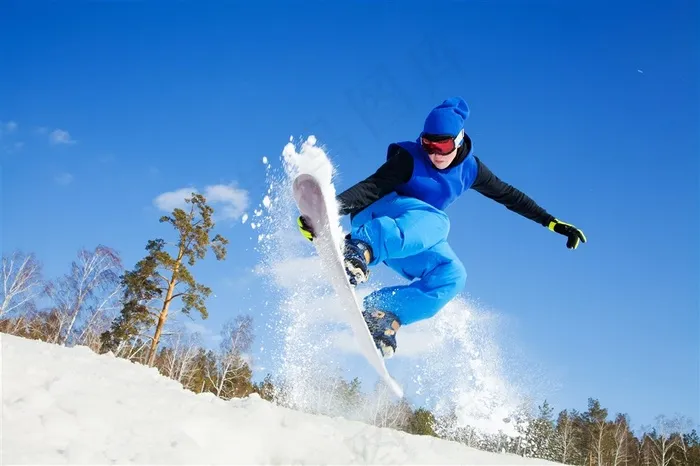 跳跃的滑雪男人