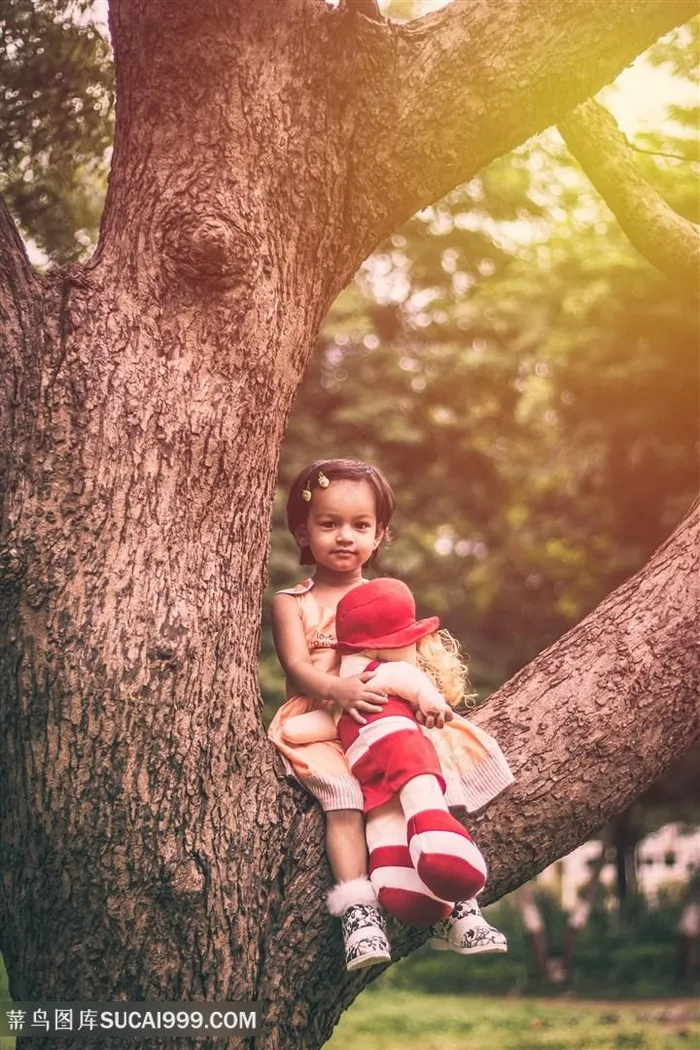 户外大树抱着洋娃娃可爱宝宝
