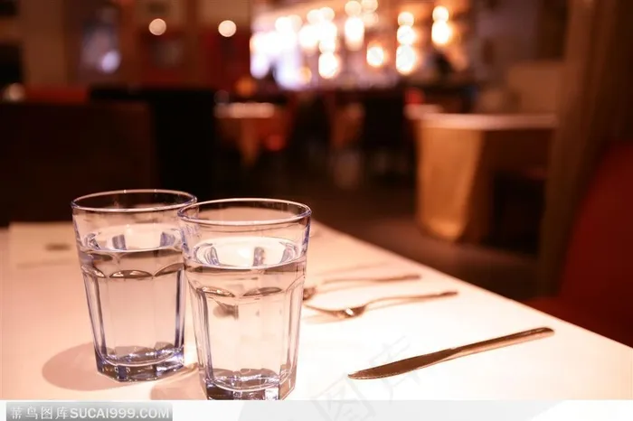 餐饮空间_桌面上两个玻璃杯