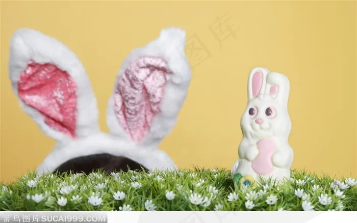 白色巧克力的玩具兔和兔女郎的耳朵