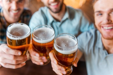 jpg海边户外聚会拿着啤酒跳舞的外国人格式: jpg女人喝酒图片格式