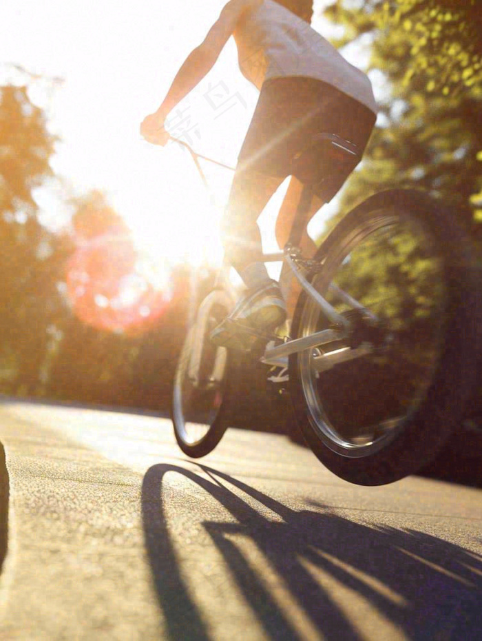 户外阳光运动热血跑步奔跑骑车，健康健身，清新自然摄影图