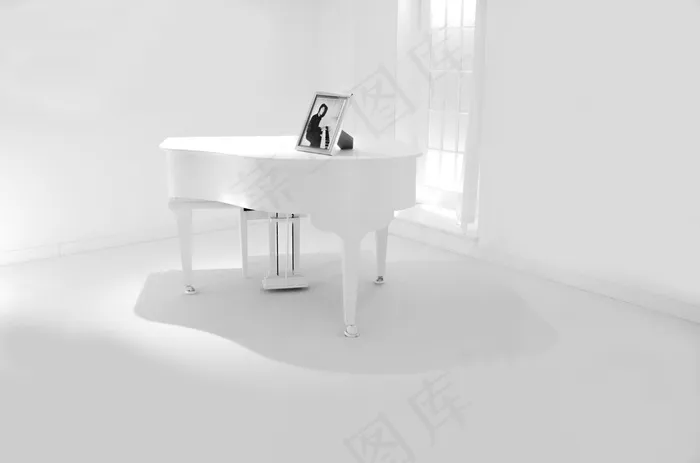 白色钢琴图片