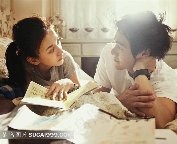 书桌前对望的男女恋人电影海报