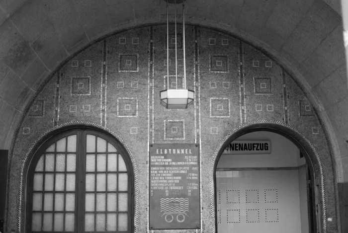 隧道入口黑白图片