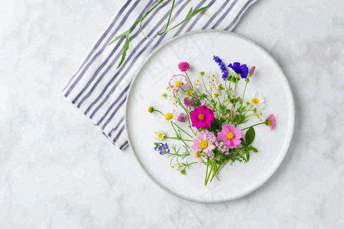 鲜花彩色花朵碟子摆盘简约摄影图