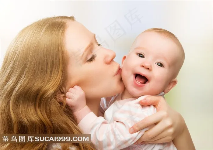 母亲和婴儿系列 - 亲吻宝宝的幸福母亲