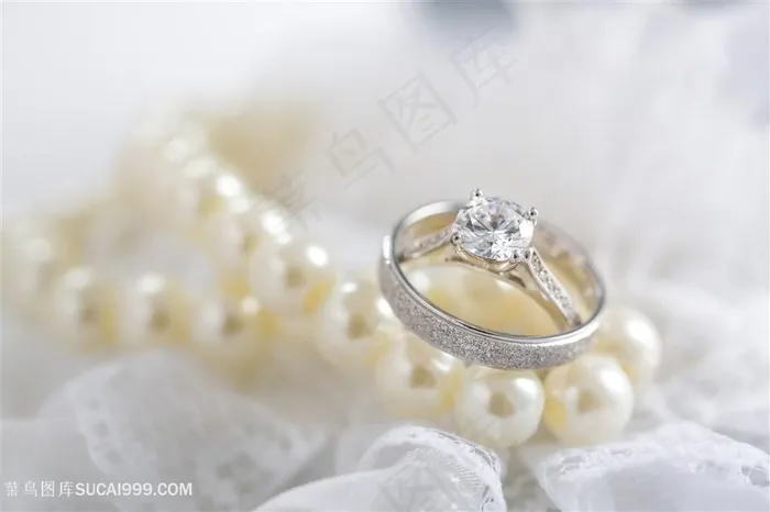 白色珍珠上的戒指婚戒珠宝图片